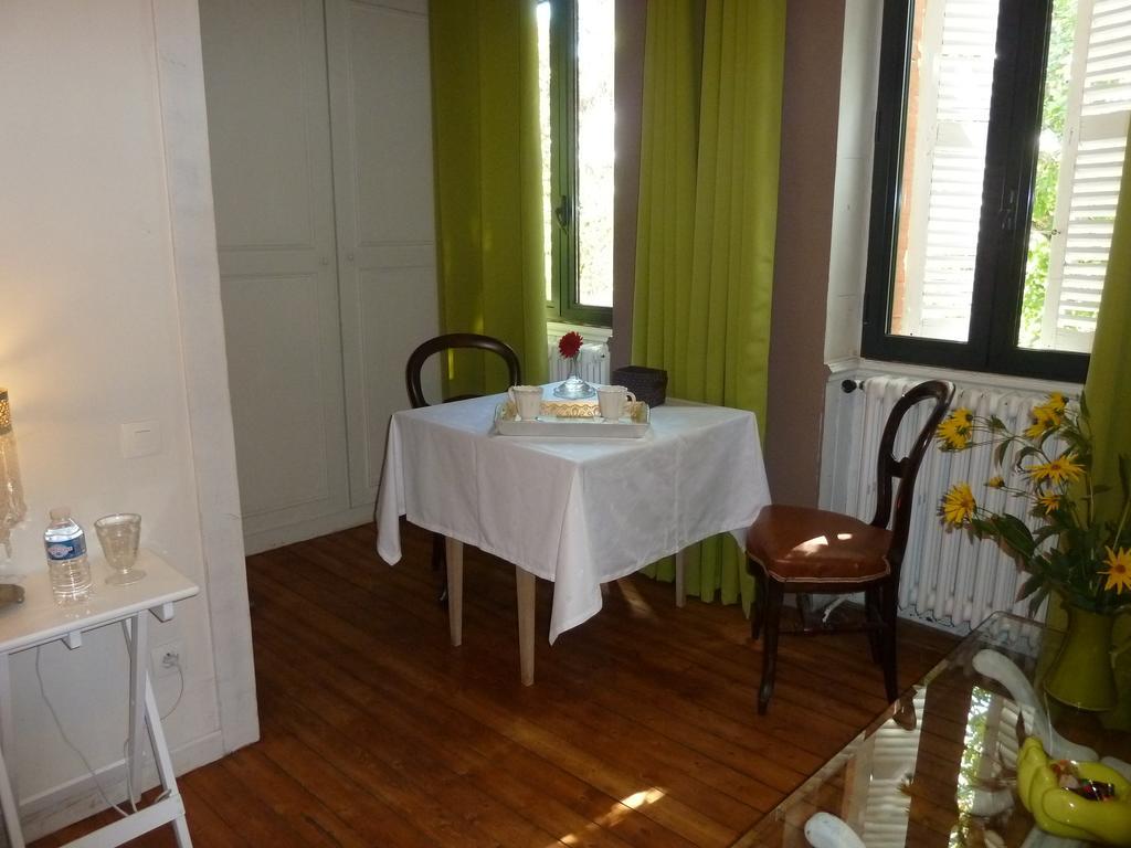 Chambre D'Hotes "Le Village" Villenouvelle Zimmer foto